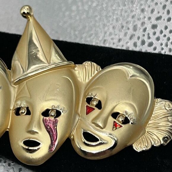 Vintage Matte Sad Crying Clowns Brooch Pin Gold Tone Metal Red Enamel Festive - Picture 5 of 6